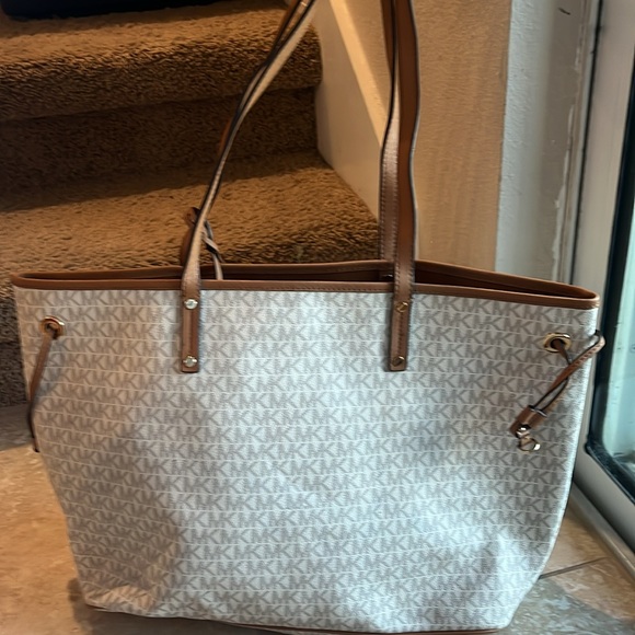 ๐ Michael Kors comes w gift ๐ Signature cream tan colors big bag pocketbook - Picture 5 of 10